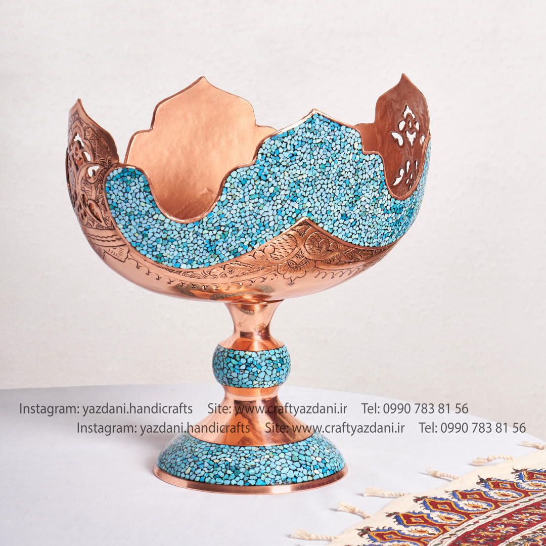 کشکول تاج دار فیروزه کوبی کنار قلم